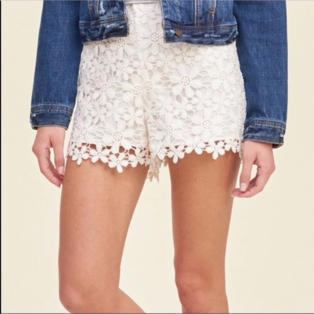 ✨2 for $10 ✨ A&F | Crochet Lace High Rise Shorts | White | Lined | M/L 🕦